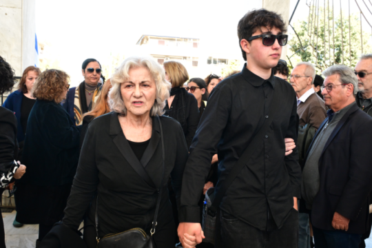 Το τελευταίο «αντίο» στον Βασίλη Ρίζο - Παρόντες στην κηδεία Τσίπρας, Κακλαμάνης, Τσακαλώτος [εικόνες - βίντεο]